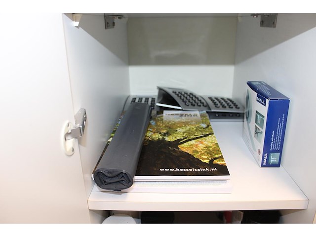 Inhoud houten magazijnkast w.o. schrijfblokken, verbandmiddelen, spuitbussen, rekenmachines en verlengkabels. - afbeelding 5 van  8