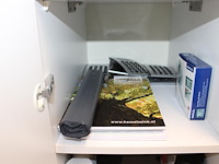 Inhoud houten magazijnkast w.o. schrijfblokken, verbandmiddelen, spuitbussen, rekenmachines en verlengkabels. - afbeelding 5 van  8