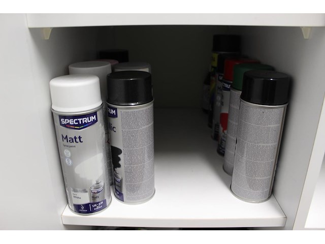 Inhoud houten magazijnkast w.o. schrijfblokken, verbandmiddelen, spuitbussen, rekenmachines en verlengkabels. - afbeelding 6 van  8