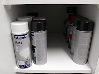 Inhoud houten magazijnkast w.o. schrijfblokken, verbandmiddelen, spuitbussen, rekenmachines en verlengkabels. - afbeelding 6 van  8