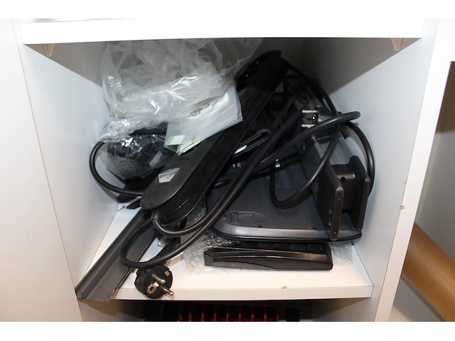 Inhoud houten magazijnkast w.o. schrijfblokken, verbandmiddelen, spuitbussen, rekenmachines en verlengkabels. - afbeelding 7 van  8