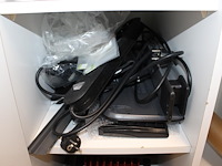 Inhoud houten magazijnkast w.o. schrijfblokken, verbandmiddelen, spuitbussen, rekenmachines en verlengkabels. - afbeelding 7 van  8