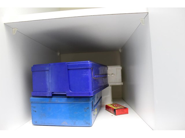 Inhoud houten magazijnkast w.o. schrijfblokken, verbandmiddelen, spuitbussen, rekenmachines en verlengkabels. - afbeelding 8 van  8