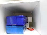 Inhoud houten magazijnkast w.o. schrijfblokken, verbandmiddelen, spuitbussen, rekenmachines en verlengkabels. - afbeelding 8 van  8