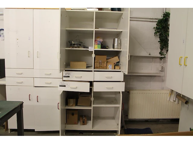 Inhoud kast 1 waaronder metalen plaatjes vulplaatjes, paneelhaken, staalkabels, hoekverbindingen, koppelpla... - afbeelding 1 van  8