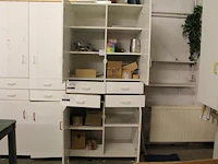 Inhoud kast 1 waaronder metalen plaatjes vulplaatjes, paneelhaken, staalkabels, hoekverbindingen, koppelpla... - afbeelding 1 van  8