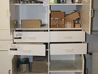Inhoud kast 1 waaronder metalen plaatjes vulplaatjes, paneelhaken, staalkabels, hoekverbindingen, koppelpla... - afbeelding 2 van  8
