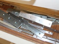 Inhoud kast 1 waaronder metalen plaatjes vulplaatjes, paneelhaken, staalkabels, hoekverbindingen, koppelpla... - afbeelding 3 van  8