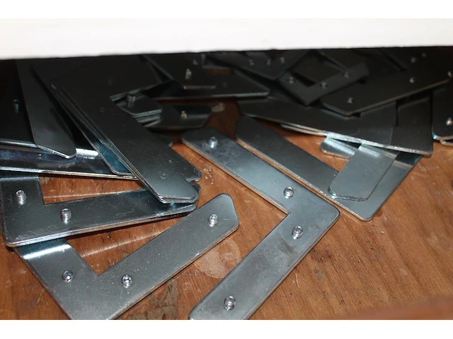 Inhoud kast 1 waaronder metalen plaatjes vulplaatjes, paneelhaken, staalkabels, hoekverbindingen, koppelpla... - afbeelding 4 van  8