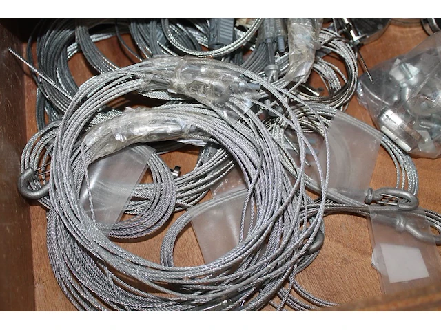 Inhoud kast 1 waaronder metalen plaatjes vulplaatjes, paneelhaken, staalkabels, hoekverbindingen, koppelpla... - afbeelding 5 van  8