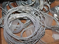 Inhoud kast 1 waaronder metalen plaatjes vulplaatjes, paneelhaken, staalkabels, hoekverbindingen, koppelpla... - afbeelding 5 van  8