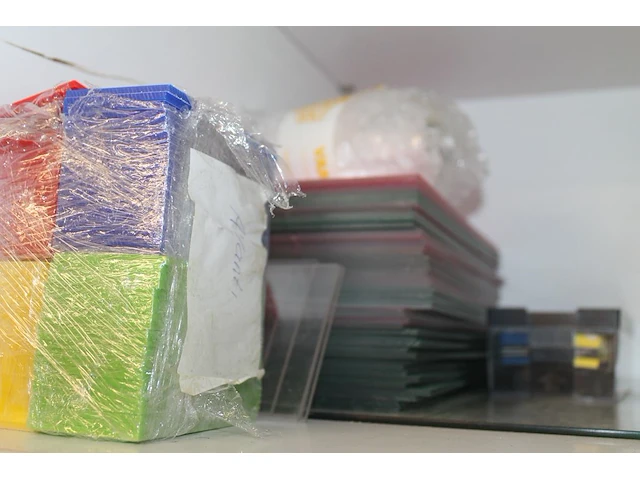 Inhoud kast 1 waaronder metalen plaatjes vulplaatjes, paneelhaken, staalkabels, hoekverbindingen, koppelpla... - afbeelding 7 van  8