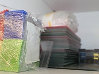 Inhoud kast 1 waaronder metalen plaatjes vulplaatjes, paneelhaken, staalkabels, hoekverbindingen, koppelpla... - afbeelding 7 van  8