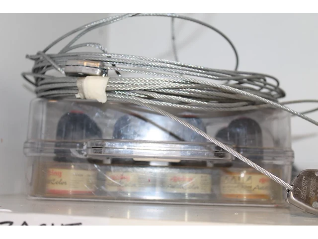 Inhoud kast 1 waaronder metalen plaatjes vulplaatjes, paneelhaken, staalkabels, hoekverbindingen, koppelpla... - afbeelding 8 van  8