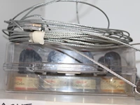 Inhoud kast 1 waaronder metalen plaatjes vulplaatjes, paneelhaken, staalkabels, hoekverbindingen, koppelpla... - afbeelding 8 van  8