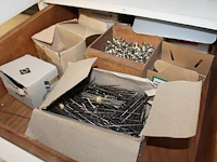 Inhoud kast 2 waaronder tapes, afstandhouders, touw, elastieken ten behoeve van spandoeken, vulringen, zuig... - afbeelding 3 van  4