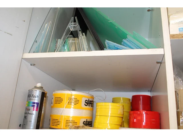 Inhoud kast 2 waaronder tapes, afstandhouders, touw, elastieken ten behoeve van spandoeken, vulringen, zuig... - afbeelding 4 van  4
