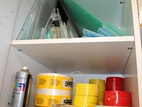 Inhoud kast 2 waaronder tapes, afstandhouders, touw, elastieken ten behoeve van spandoeken, vulringen, zuig... - afbeelding 4 van  4