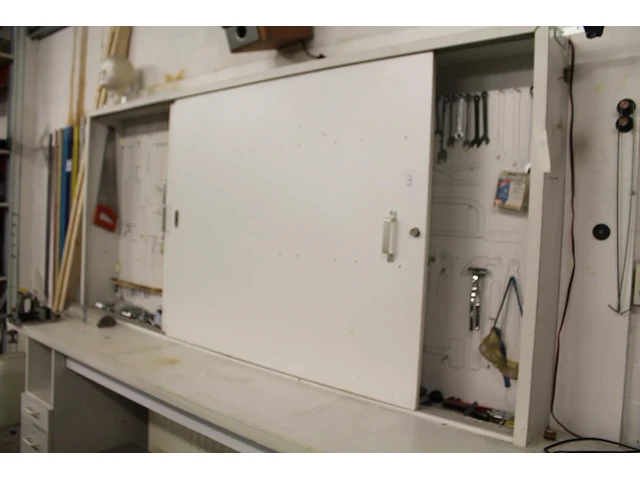 Inhoud kast 3 waaronder steeksleutels, ringsleutels, veiligheidsbril, zaagjes, hamer, schroevendraaiers, be... - afbeelding 1 van  5