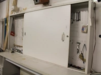 Inhoud kast 3 waaronder steeksleutels, ringsleutels, veiligheidsbril, zaagjes, hamer, schroevendraaiers, be... - afbeelding 1 van  5