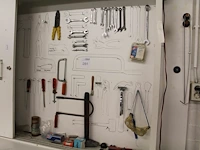 Inhoud kast 3 waaronder steeksleutels, ringsleutels, veiligheidsbril, zaagjes, hamer, schroevendraaiers, be... - afbeelding 2 van  5