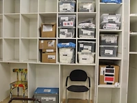 Inhoud kast 4 waaronder voornamelijk peesdoeken en twee stoelen. - afbeelding 1 van  4