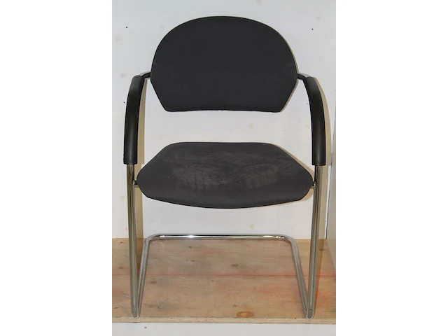 Inhoud kast 4 waaronder voornamelijk peesdoeken en twee stoelen. - afbeelding 3 van  4