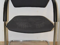 Inhoud kast 4 waaronder voornamelijk peesdoeken en twee stoelen. - afbeelding 3 van  4