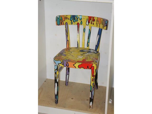 Inhoud kast 4 waaronder voornamelijk peesdoeken en twee stoelen. - afbeelding 4 van  4