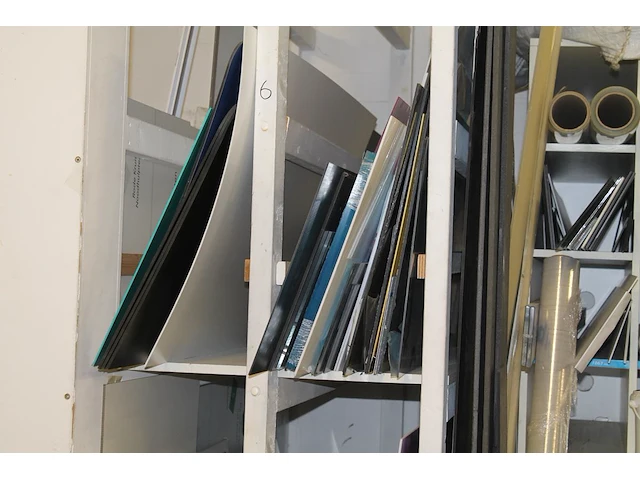 Inhoud kast 6 waaronder platen dibont, forex, reboard, plexiglas, hpl, enz. - afbeelding 1 van  3