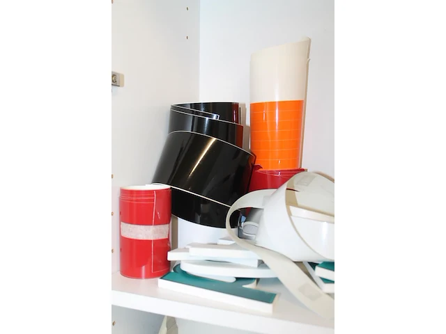 Inhoud kast 7 waaronder folies, naamplaatjes, nummers, enz. - afbeelding 2 van  5