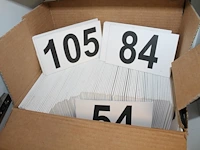 Inhoud kast 7 waaronder folies, naamplaatjes, nummers, enz. - afbeelding 3 van  5