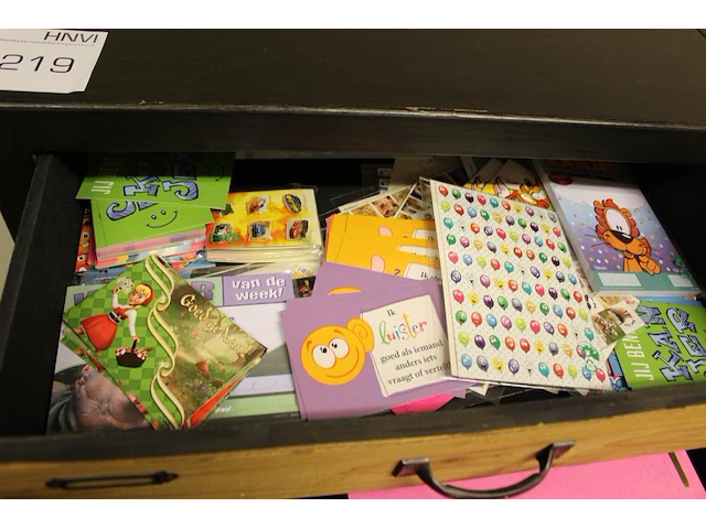 Inhoud kast a219 w.o. insteekmappen, pennen, succes stickers en kaarten etc. - afbeelding 1 van  9
