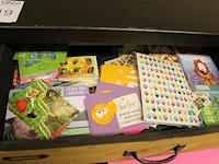 Inhoud kast a219 w.o. insteekmappen, pennen, succes stickers en kaarten etc. - afbeelding 1 van  9