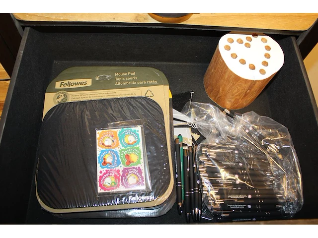 Inhoud kast a219 w.o. insteekmappen, pennen, succes stickers en kaarten etc. - afbeelding 2 van  9