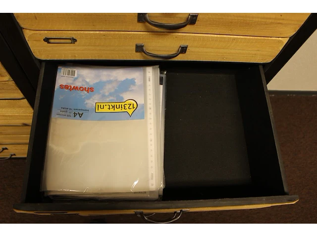 Inhoud kast a219 w.o. insteekmappen, pennen, succes stickers en kaarten etc. - afbeelding 3 van  9