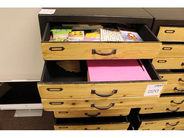 Inhoud kast a219 w.o. insteekmappen, pennen, succes stickers en kaarten etc. - afbeelding 5 van  9