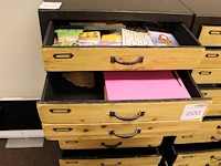 Inhoud kast a219 w.o. insteekmappen, pennen, succes stickers en kaarten etc. - afbeelding 5 van  9