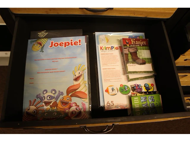 Inhoud kast a219 w.o. insteekmappen, pennen, succes stickers en kaarten etc. - afbeelding 7 van  9