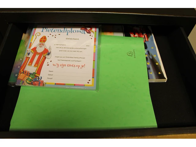 Inhoud kast a219 w.o. insteekmappen, pennen, succes stickers en kaarten etc. - afbeelding 8 van  9