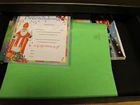 Inhoud kast a219 w.o. insteekmappen, pennen, succes stickers en kaarten etc. - afbeelding 8 van  9