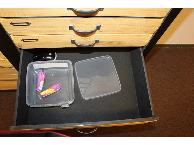 Inhoud kast a219 w.o. insteekmappen, pennen, succes stickers en kaarten etc. - afbeelding 9 van  9