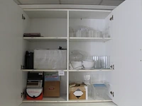 Inhoud kast waaronder diverse plexiglas producten, tape, glazen vazen, schalen, showmapjes en stalen. - afbeelding 1 van  1