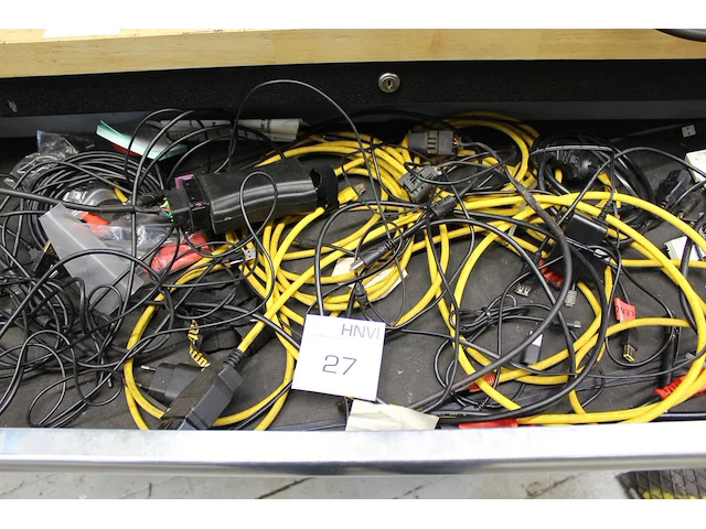 Inhoud kast waaronder uitleesapparaat gerelateerde kabels, voedingskabels, stekkerdoos, telefoonlader, verw... - afbeelding 1 van  3