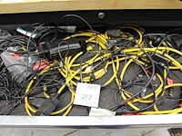 Inhoud kast waaronder uitleesapparaat gerelateerde kabels, voedingskabels, stekkerdoos, telefoonlader, verw... - afbeelding 1 van  3