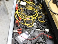 Inhoud kast waaronder uitleesapparaat gerelateerde kabels, voedingskabels, stekkerdoos, telefoonlader, verw... - afbeelding 2 van  3
