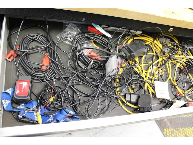 Inhoud kast waaronder uitleesapparaat gerelateerde kabels, voedingskabels, stekkerdoos, telefoonlader, verw... - afbeelding 3 van  3