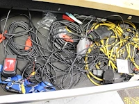 Inhoud kast waaronder uitleesapparaat gerelateerde kabels, voedingskabels, stekkerdoos, telefoonlader, verw... - afbeelding 3 van  3