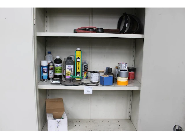 Inhoud kast w.o. tape, schuurlint, schoonmaakmiddelen en laskap. - afbeelding 1 van  2