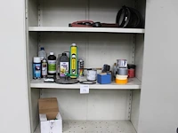 Inhoud kast w.o. tape, schuurlint, schoonmaakmiddelen en laskap. - afbeelding 1 van  2